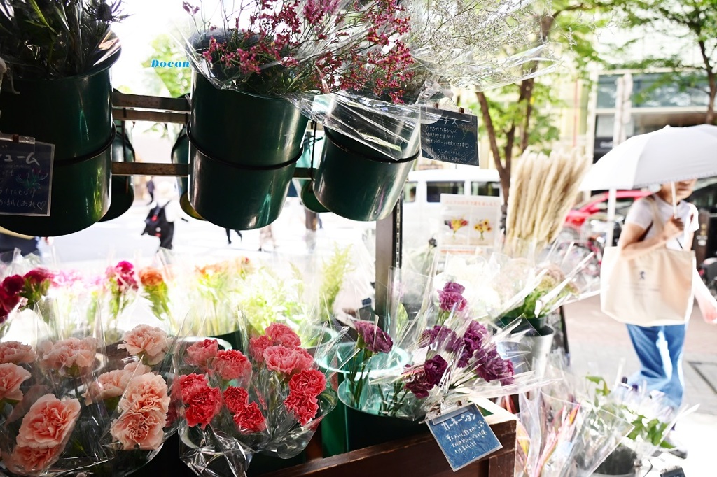 夏の街角の花屋さん