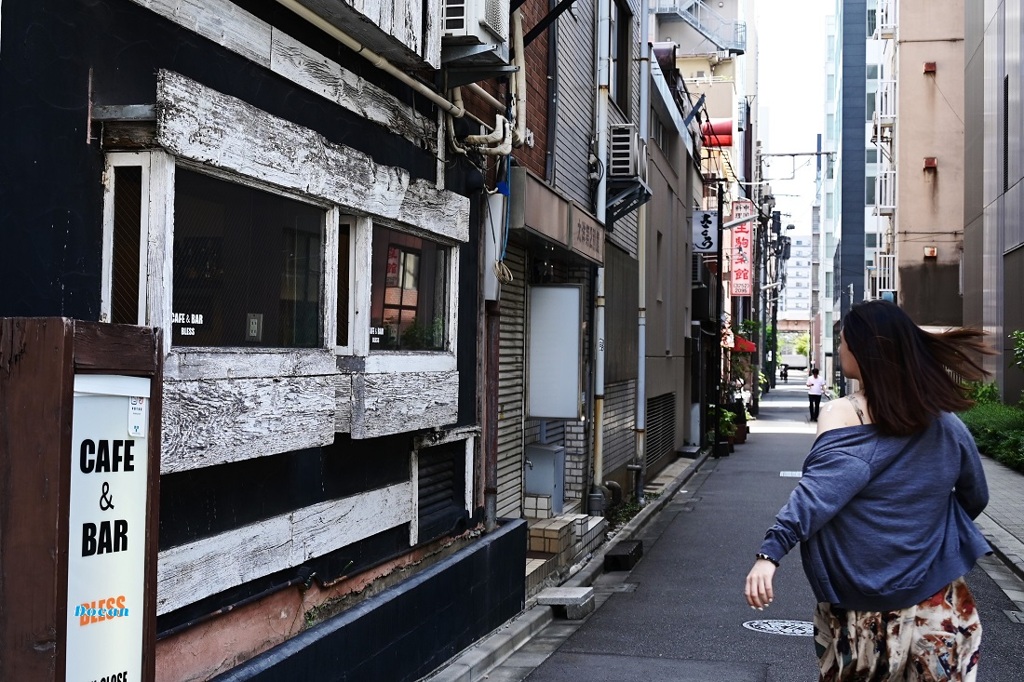 路地は路地でもオフイス街の路地