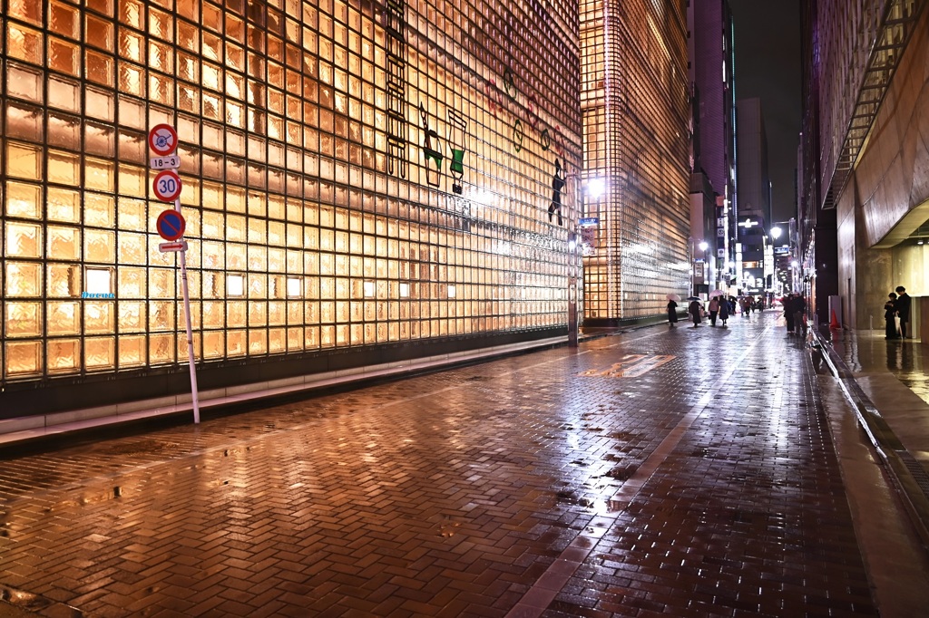 雨音のささやく街