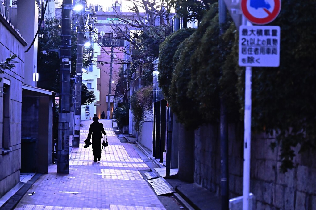 路地の灯りが灯りはじめた