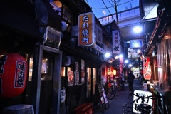 高速道路の見える路地