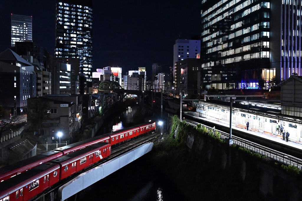 真っ赤な電車はすれ違う