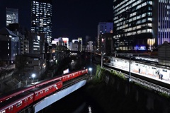 真っ赤な電車はすれ違う