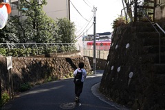 赤い電車の下り坂