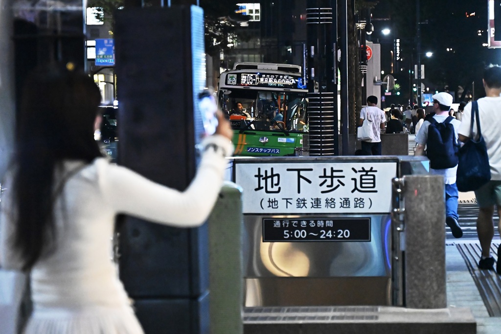 バスはバス停に～～停まった