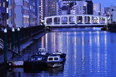 川面をわたる風