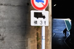 短いトンネルを抜けると上り坂であった