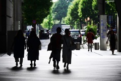 遠ざかる人と～近づいて来る人