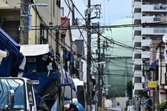 コンクリートミキサー車の活躍する路地