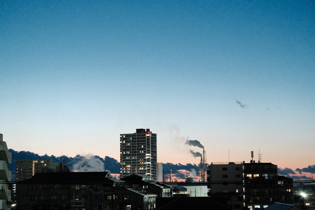 夕焼けの煙突マンション