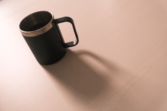 コーヒーカップと影