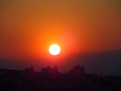 稜線に陽が落ちる。