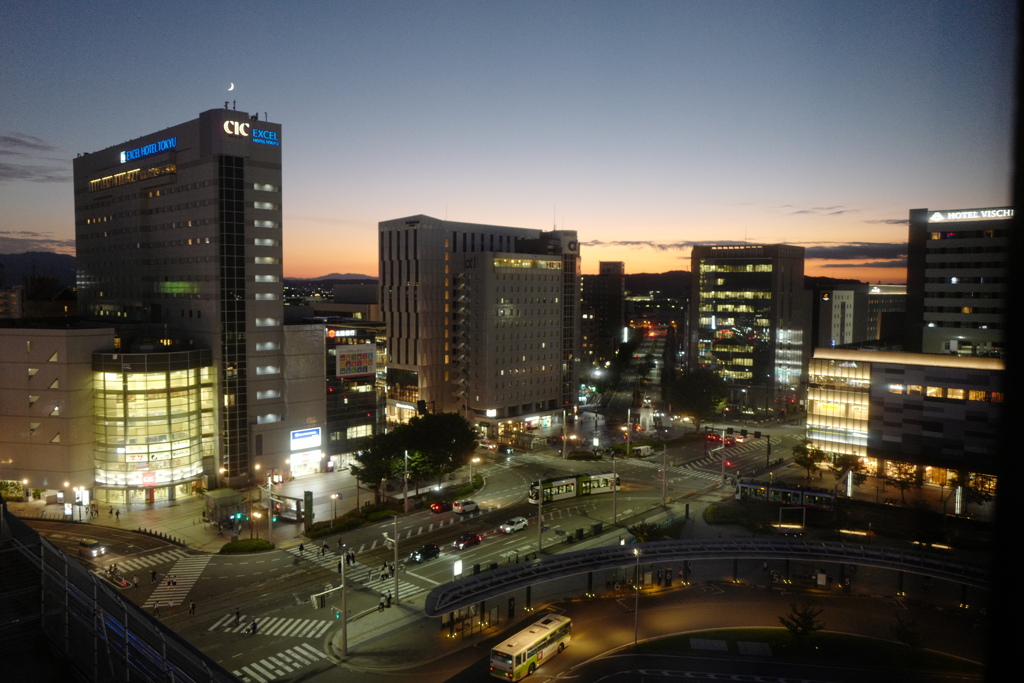 夕暮れの富山駅前