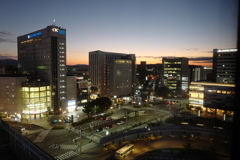 夕暮れの富山駅前