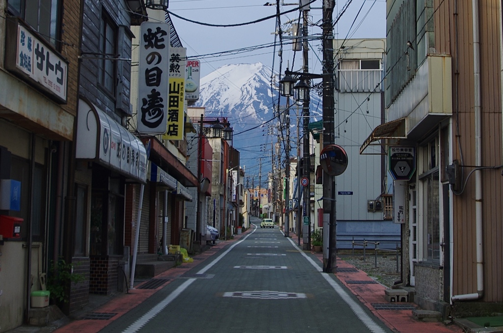 早朝の裏通り