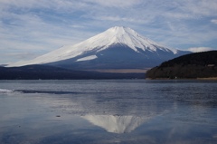 氷の下に逆さ富士