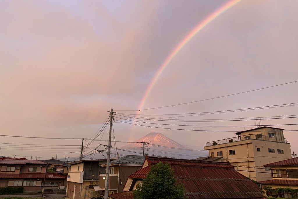 富士山と朝焼けとダブルレインボー