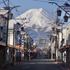 早朝の富士山と商店街