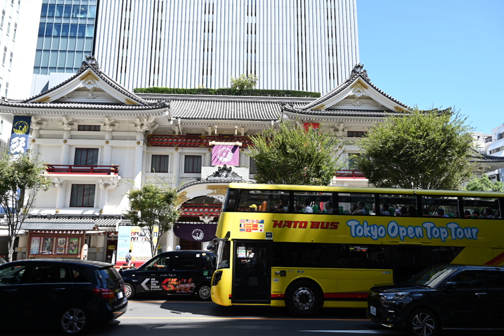 歌舞伎座とはとバス。