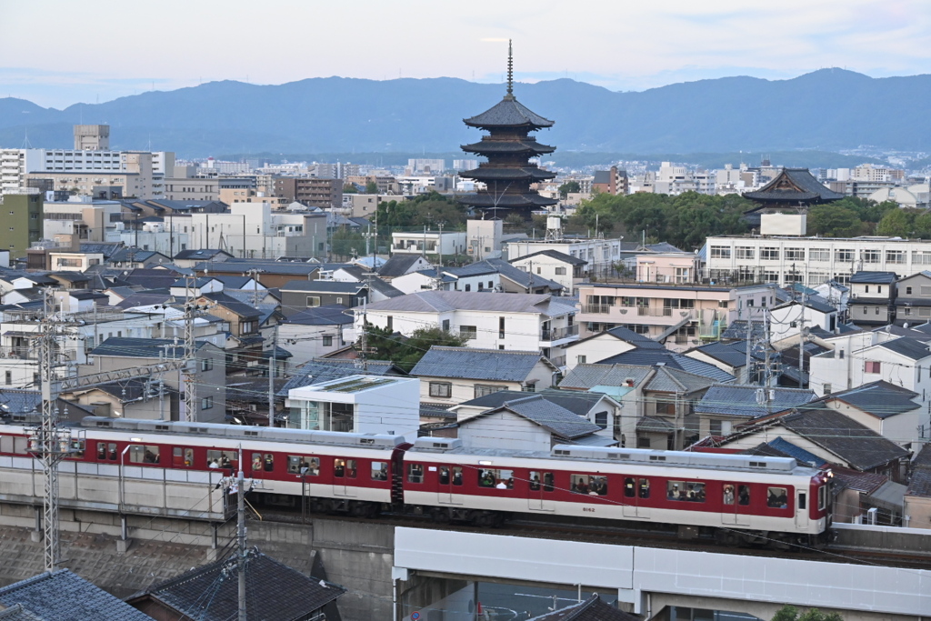 朝の東寺と京都市内