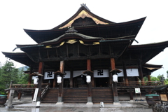 雨の善光寺