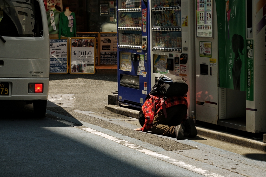 落とした釣り銭が自販機の底に入ってしまい探す人