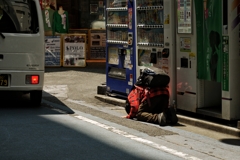 落とした釣り銭が自販機の底に入ってしまい探す人