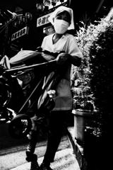 お客さんの荷物を運ぶ地元有名蕎麦屋の人