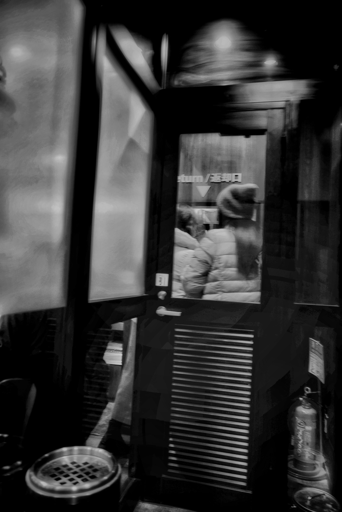 喫煙所の中から