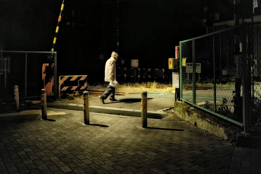夜の踏切
