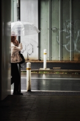 雨の朝の通行人