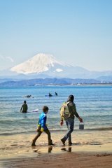 神奈川県藤沢市片瀬海岸西浜から富士山を望む