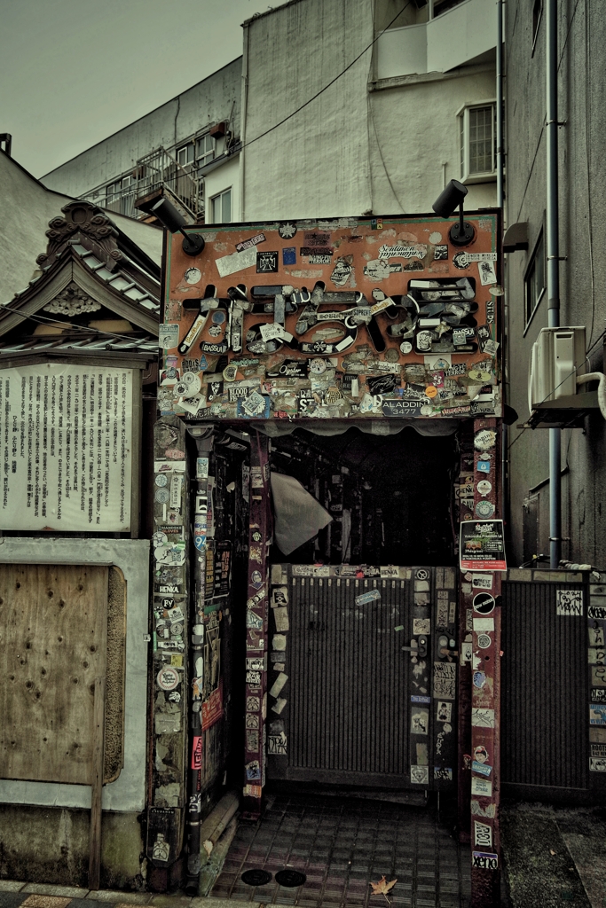 お地蔵さんとライブハウス入り口