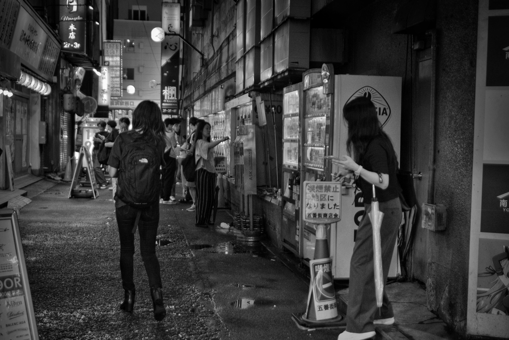 夜の横浜駅西口付近
