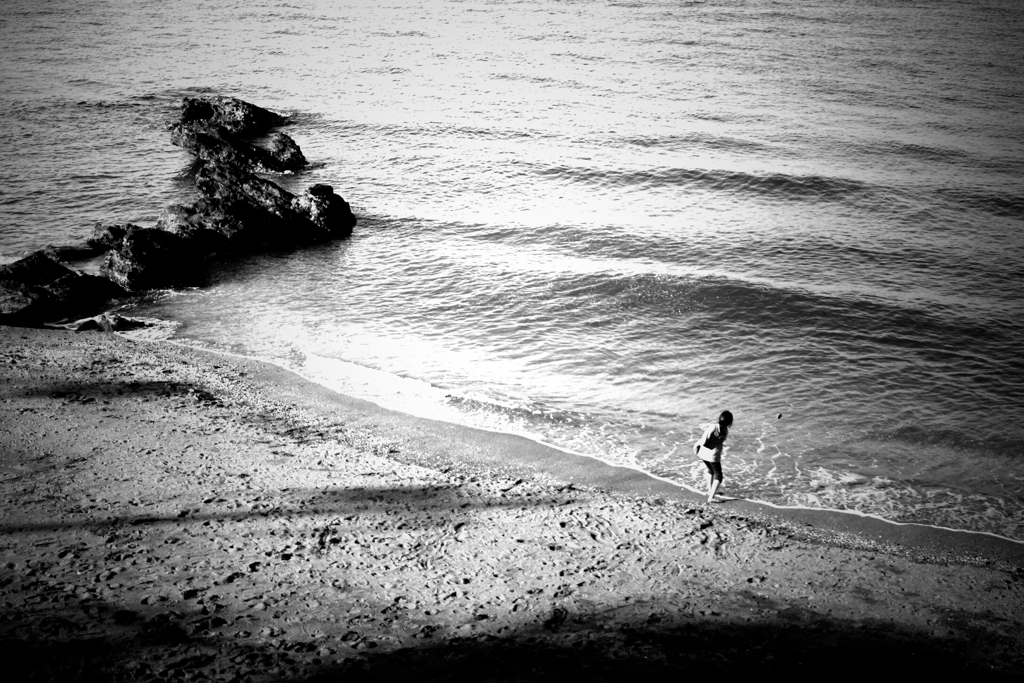 石を投げる少女