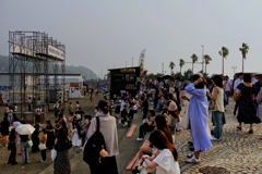ビーチでのライブに集まる人