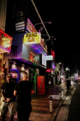 夜のドブ板ストリート(神奈川県横須賀市)