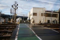 各駅しか停まらない小さな駅前の夕方