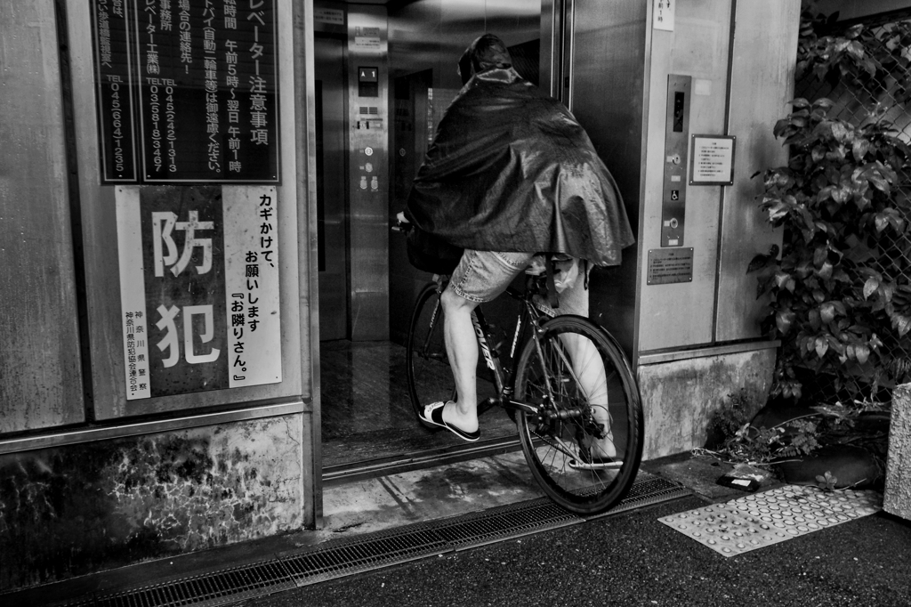 エレベーターに入る人