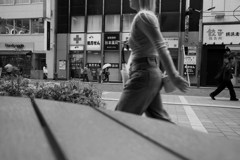 自分は濡れない場所から