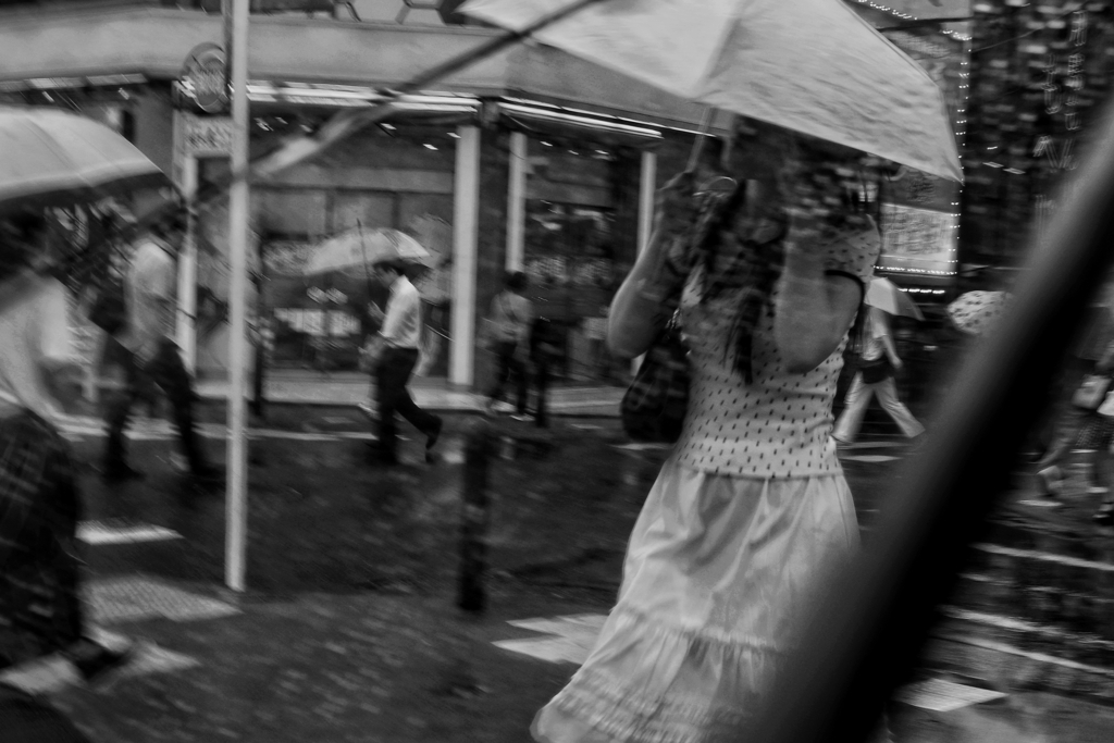 ビニール傘越しのストリートフォト