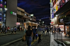 大洋ホエールズ試合終了後に駅に向かう人々