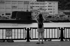 潜水艦を撮る女性