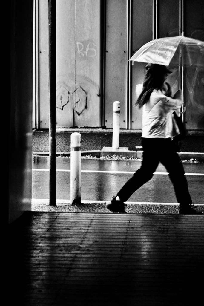雨の朝の通行人