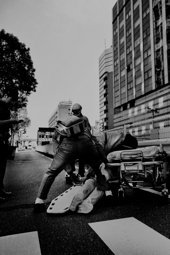 緊急搬送される人