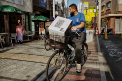 100％ビーフパテを運ぶ人