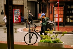 外国人の美人配達員さん
