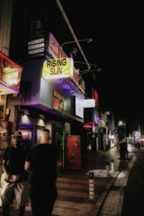 夜のドブ板ストリート(神奈川県横須賀市)