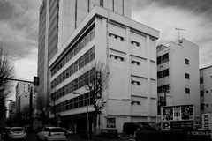 人間が落ちてくるビル