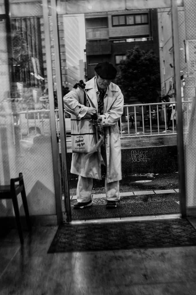 カフェに入る男性